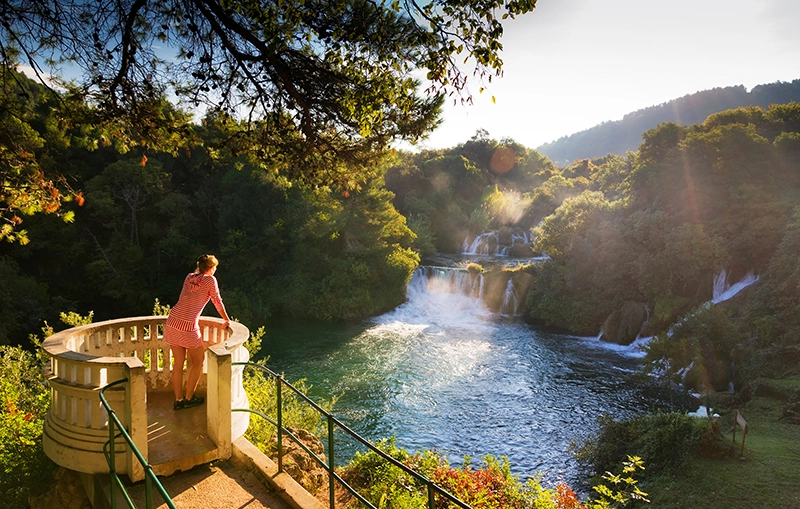 Wandern-entlang-der-Krka-Wasserfaelle-Dalmatien